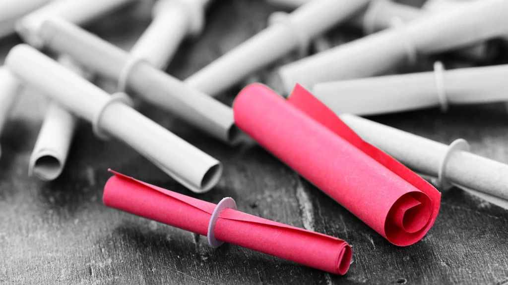 Mehrere Lose einer Tombola liegen auf einem Tisch